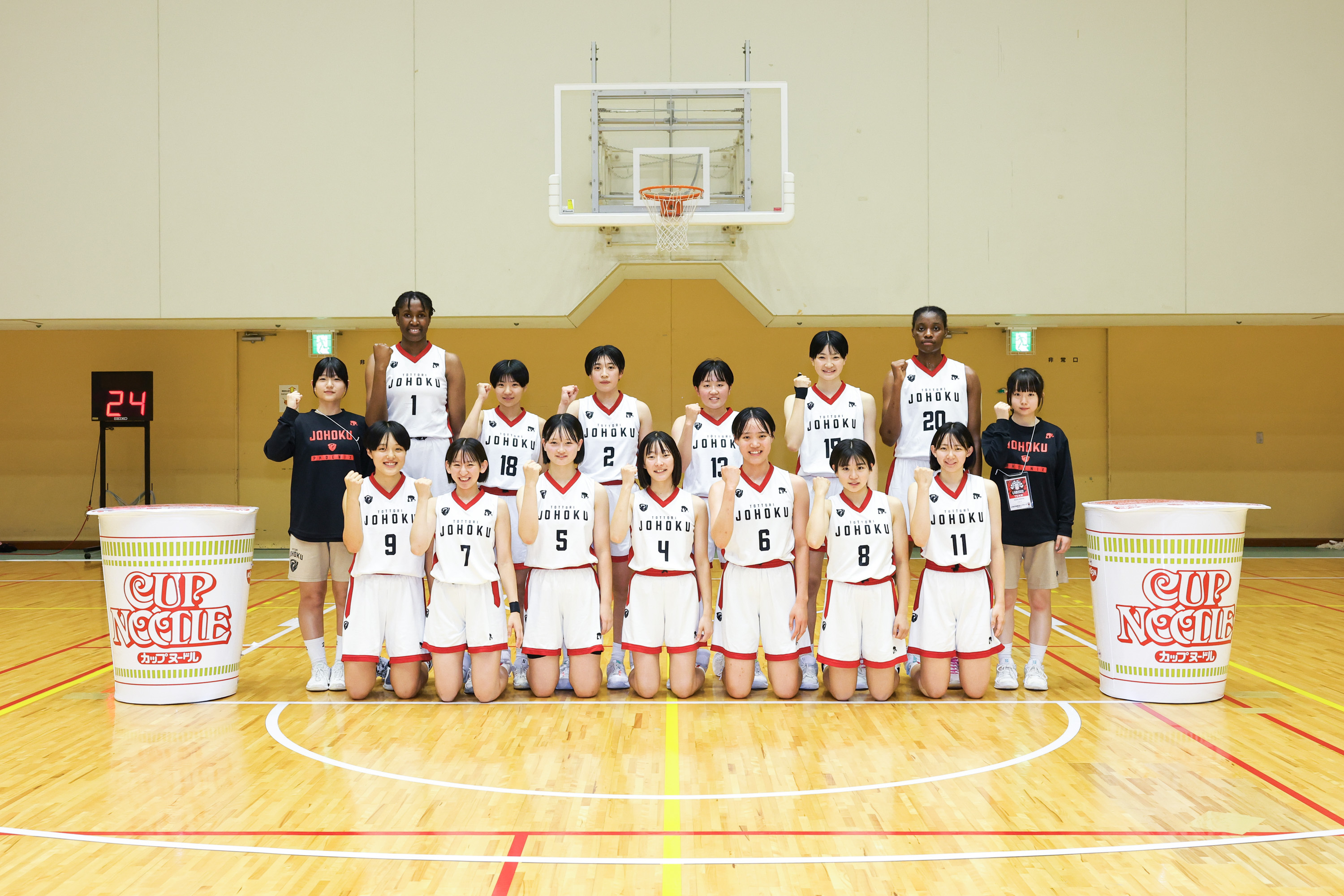 本大会優勝を飾った鳥取城北の集合写真